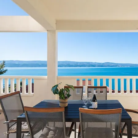 Blue Horizon * Omis